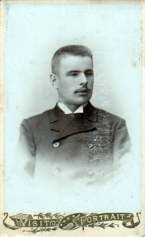 Фотопортрет (подлинник) в паспарту. Василий Алексеевич Тимофеев, сын гжатского 2-й гильдии купца Алексея Тимофеевича Тимофеева. В нижнем правом углу снимка логотип «И. Павлинов Гжатскъ». 1899 год, 5 июля. Из фондов ФГБУК «Музей-заповедник Ю.А. Гагарина» ММГ К-НВ-7117-24_0001-gigapixel-standard-width-600px.jpg