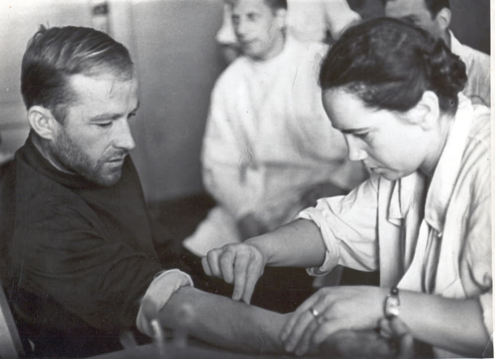 Во время медицинских процедур после десятисуточной изоляции в сурдокамере 20 июля 1961 года.