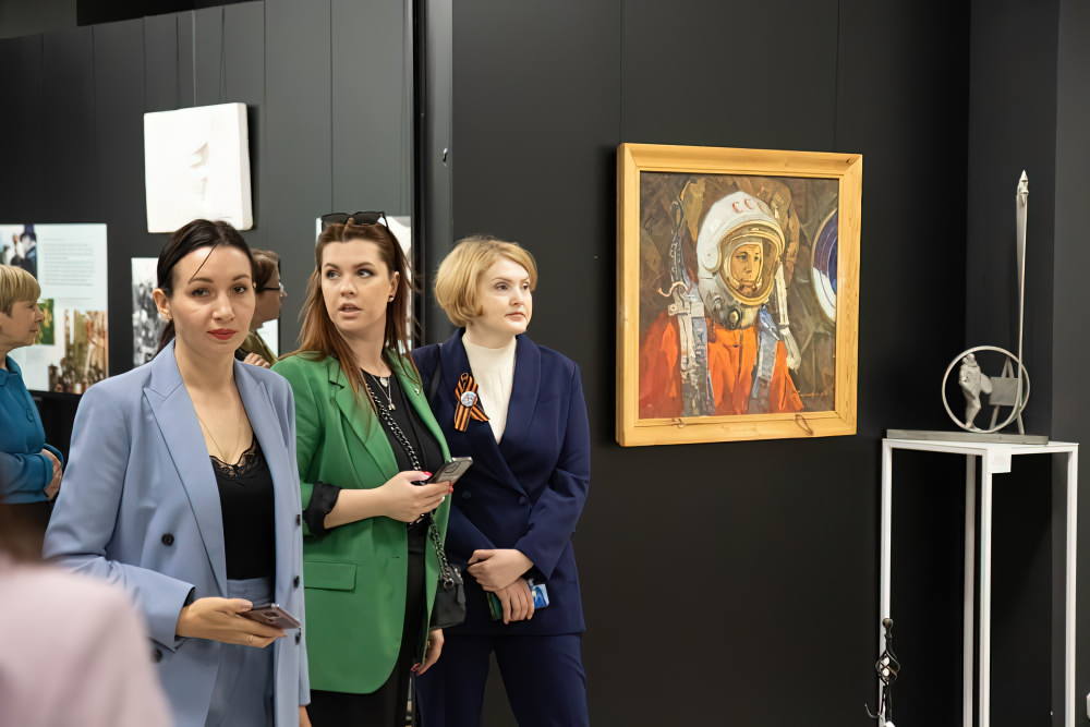 Выставка Диалог с космосом в Музее истории города Минска. Май 2023г. Картина Плотнова А.И. Юрий Гагарин из собрания ФГБУК Музей-заповедник Ю.А. Гагарина