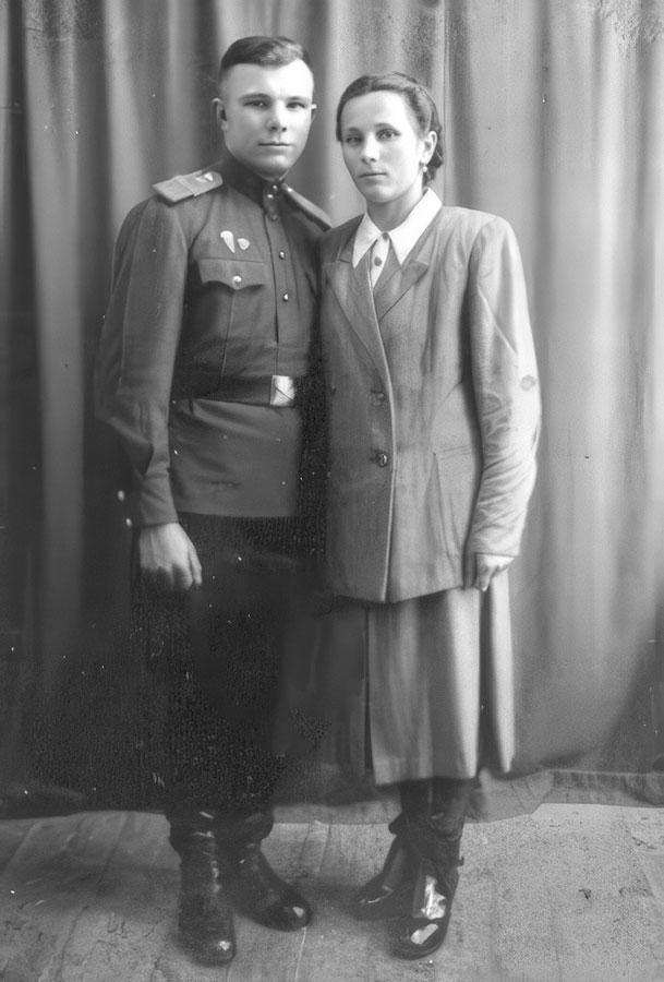 Ю.А. Гагарин с сестрой Зоей. г. Гжатск, 1956 год